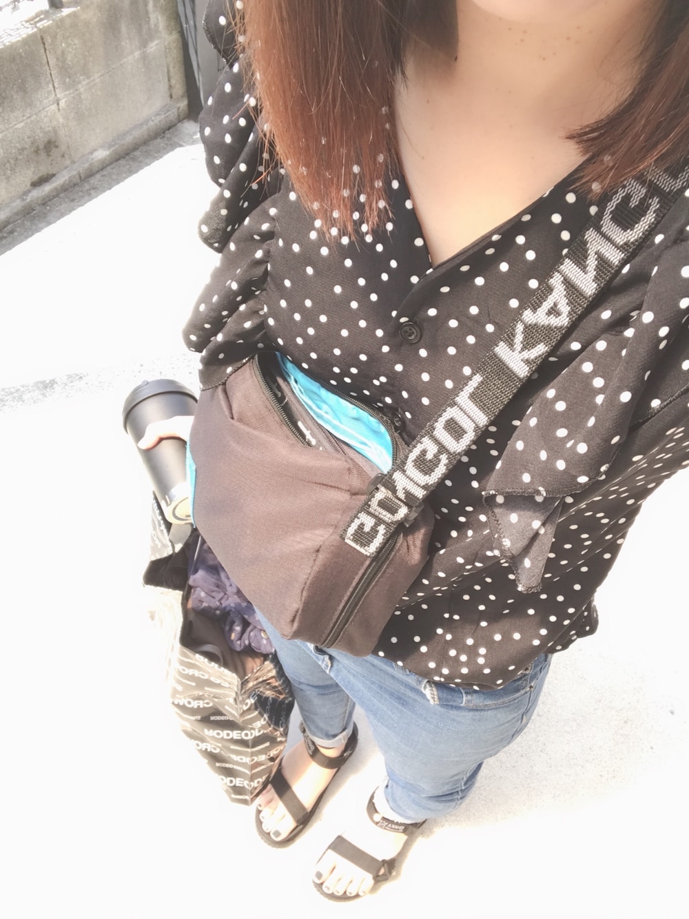 「夏コーデ、梅雨、オトナ女子、ブラック、パンツスタイル、スポーツサンダル」｜「fifthのドット柄パフスリーブフリルブラウス（シャツ/ブラウス、ブラック系）」を使った、ぷぷさん（レディース・163cm）の夏コーディネートの1枚目の写真