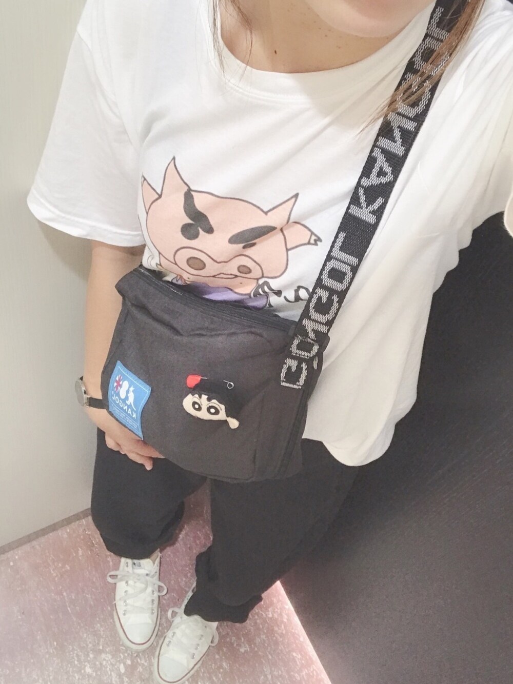 「ゆるコーデ、ラクチンコーデ、ユニクロ、オリジナルTシャツ、ニジゲンノモリ」｜「UNIQLOのワイドフィットカーブジャージーパンツ(丈標準72～74cm）（その他パンツ、ホワイト系）」を使った、ぷぷさん（レディース・162cm）の秋コーディネートの1枚目の写真
