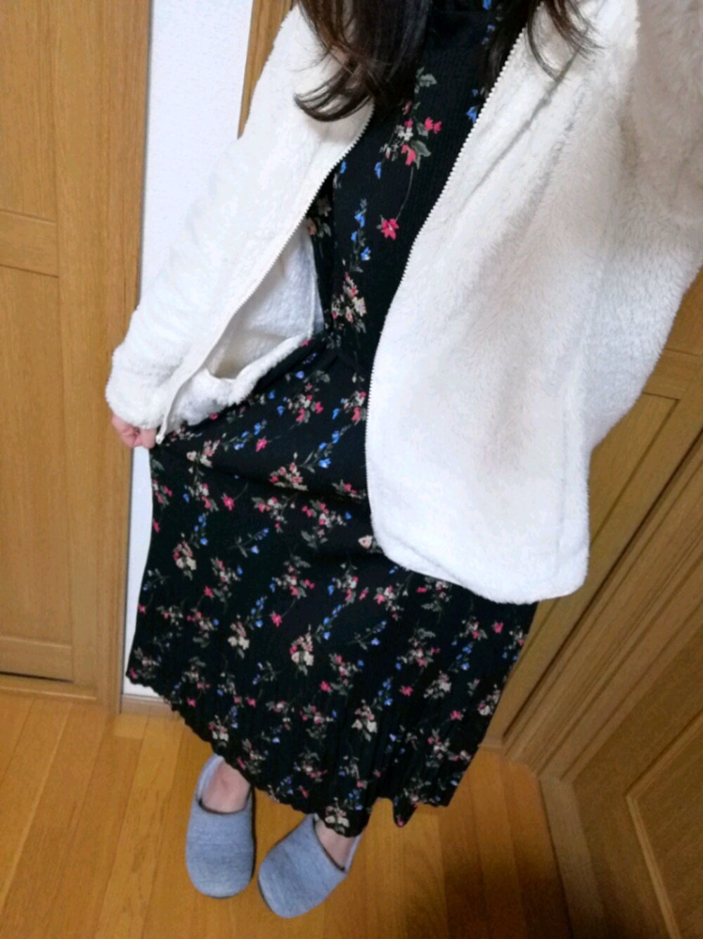 「お出かけコーデ、ワンピース、ドクターマーチン、家ではUNIQLO多め」｜「fifthのハーフネック小花柄プリーツワンピース（ワンピース、ブラック系）」を使った、ぷぷさん（レディース・162cm）の冬コーディネートの1枚目の写真