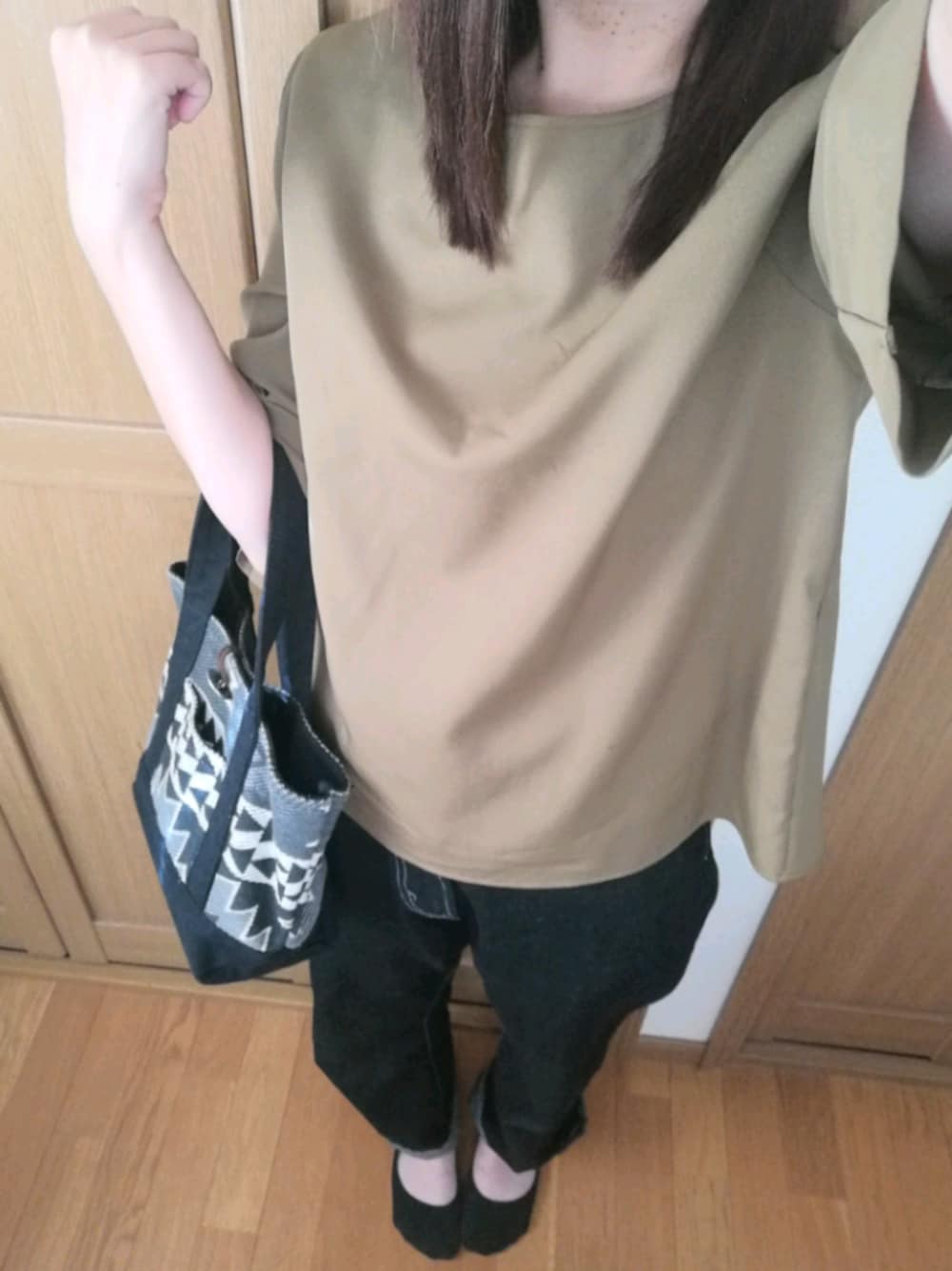 「シンプルコーデ、休日スタイル、大人女子、おしゃれさんと繋がりたい、スニーカーコーデ」｜「ROPE' PICNICの【WEB限定カラー:ブラック、ラベンダー】【2WAY】袖シアーブラウス（シャツ/ブラウス、グリーン系）」を使った、ぷぷさん（レディース・162cm）の秋コーディネートの1枚目の写真