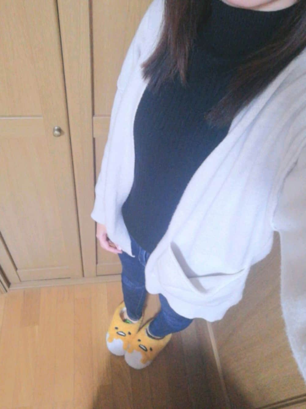 「秋冬コーデ、休日スタイル、デニムパンツ、カジュアルコーデ」｜「cepoのハイネックリブセーター（ニット/セーター、ブラック系）」を使った、ぷぷさん（レディース・162cm）の秋コーディネートの1枚目の写真