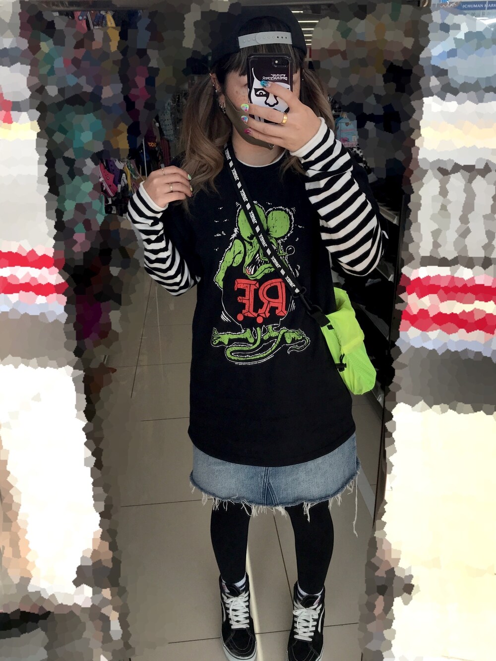 「ママコーデ、ストリートMIX、プチプラ、ロックコーデ」｜「RAT FINKのアイテム（Tシャツ/カットソー、ブラック系）」を使った、Yuki16さん（レディース・163cm）の冬コーディネートの1枚目の写真