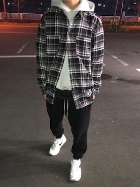 「DRKSHDW by RICK OWENS（ダークシャドウ バイ リックオウエンス）のアイテム（カーゴパンツ）」を使った、尊さん（メンズ・172cm）の夏コーディネート