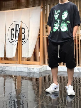「DRKSHDW by RICK OWENS（ダークシャドウ バイ リックオウエンス）のアイテム（カーゴパンツ）」を使った、尊さん（メンズ・172cm）の夏コーディネート