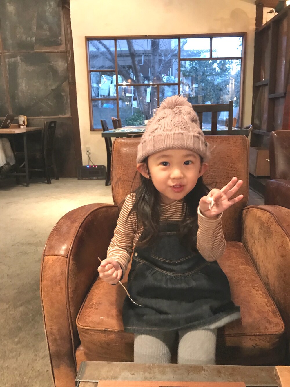 「キッズファッション、シンプルコーデ、サロペット、女の子コーデ、kids、休日スタイル、デニム、ボーダー、リブタイツ」｜「X-girl Stagesの【VERY11月号掲載】CABLE KNIT CAP（ニットキャップ/ビーニー、ベージュ系）」を使った、kapoさん（キッズ・100cm）の冬コーディネートの1枚目の写真