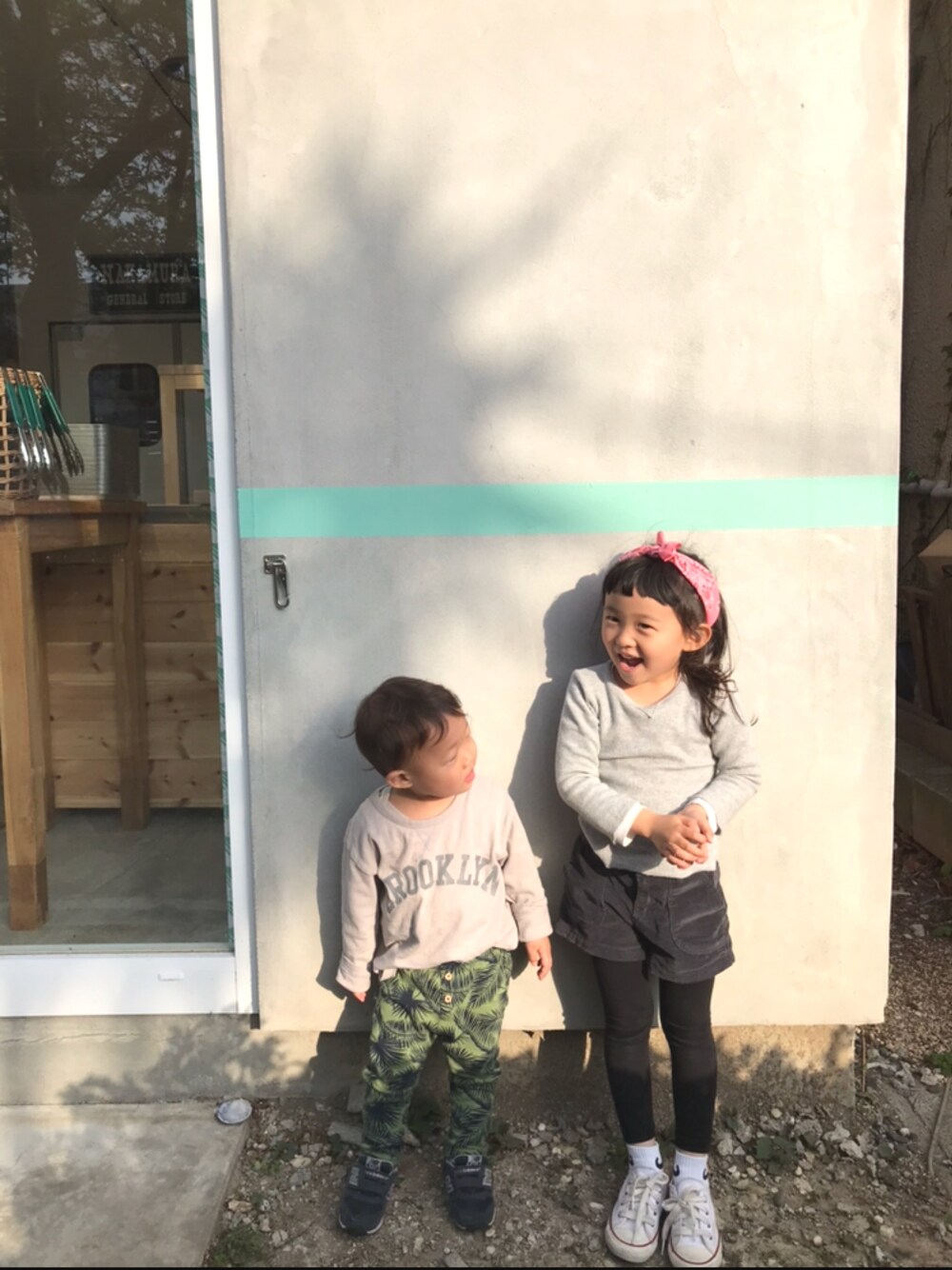 「姉弟、キッズファッション、キッズコーデ、バンダナ、4歳、2歳、kids、outfit、ootd、kidsfashion」｜「SHIPS JET BLUEのSHIPS JET BLUE(シップス ジェットブルー): ペイズリーバンダナ（バンダナ/スカーフ、ピンク系）」を使った、kapoさん（キッズ・100cm）の春コーディネートの1枚目の写真