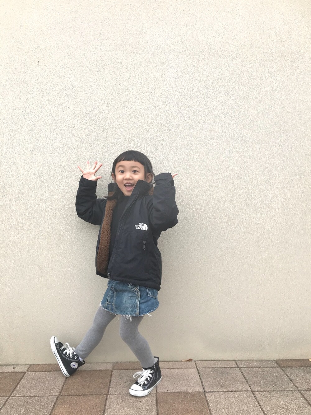 「アイラブCONVERSE、キッズファッション、コンバース、女の子、ノースフェイス、デニムスカート、リブニット、シンプルコーデ、カジュアルコーデ、5歳」｜「Ocean&GroundのRIB SWEAT (80～140cm)（スウェット、ブラック系）」を使った、kapoさん（キッズ・100cm）の冬コーディネートの1枚目の写真