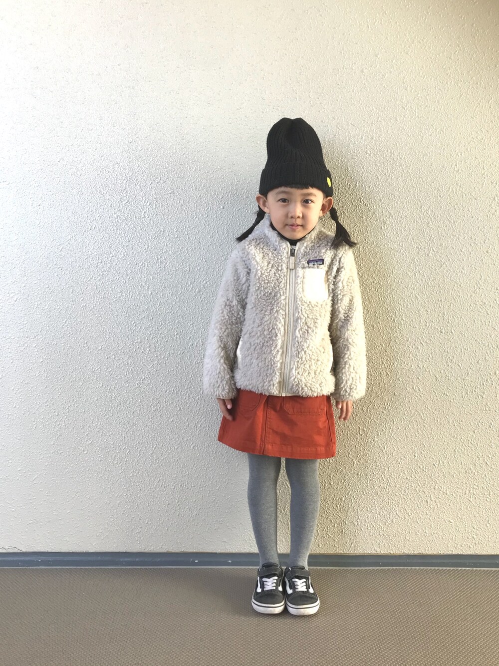 「ootd、patagonia、スニーカー、もこもこ、キッズコーデ、タイツ、カジュアル、カジュアルコーデ、ハイネック、おんなのこ」｜「Ray BEAMSのMASACA HAT / スマイル ニット帽（ニットキャップ/ビーニー、ブラック系）」を使った、kapoさん（キッズ・110cm）の冬コーディネートの1枚目の写真