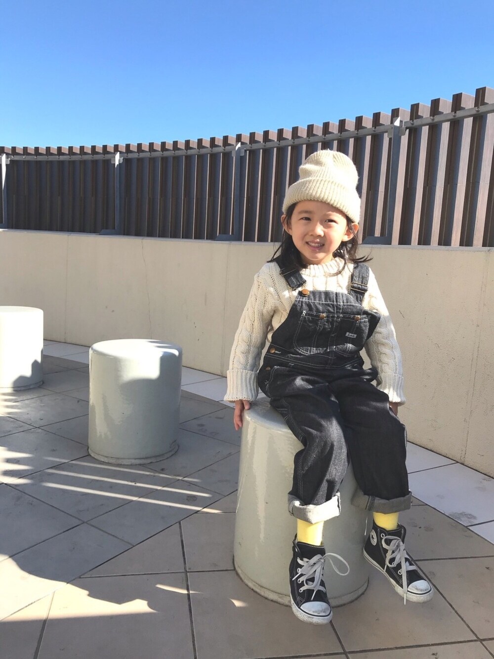 「キッズコーデ、ケーブルニット、monmimi、サロペット、デニム、カジュアル、キッズファッション、おんなのこ、kids、ニット帽」｜「COMECHATTO&CLOSETのＡＲＴＥＸ　ＷＡＴＣＨ　ＣＡＰ（ニットキャップ/ビーニー、ベージュ系）」を使った、kapoさん（キッズ・110cm）の冬コーディネートの1枚目の写真