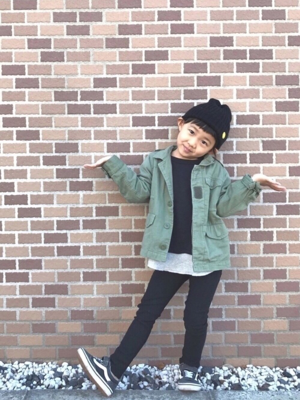 「キッズコーデ、キッズファッション、ブラックコーデ、スニーカー、女の子、ootd、お洒落さんとつながりたい、カジュアル、ミリタリー、春コーデ」｜「Ray BEAMSのMASACA HAT / スマイル ニット帽（ニットキャップ/ビーニー、ブラック系）」を使った、kapoさん（キッズ・110cm）の冬コーディネートの1枚目の写真