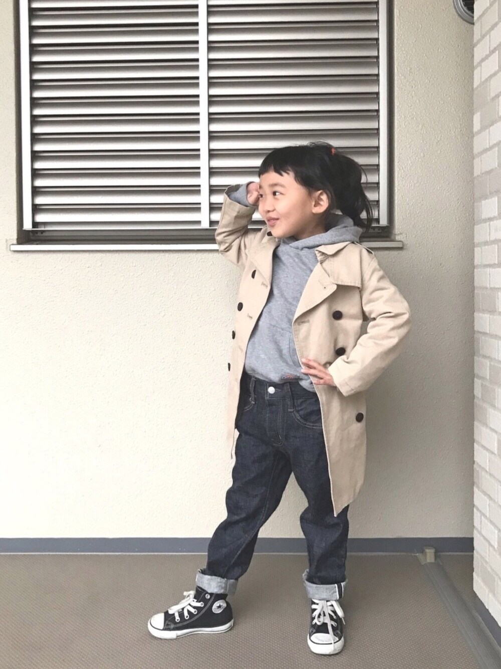 「キッズファッション、カジュアルコーデ、キッズコーデ、トレンチコート、パーカー、ootd、デニム、コンバース、女の子、outfit」｜「petit mainのベーシックトレンチコート（トレンチコート、ベージュ系）」を使った、kapoさん（キッズ・110cm）の春コーディネートの1枚目の写真