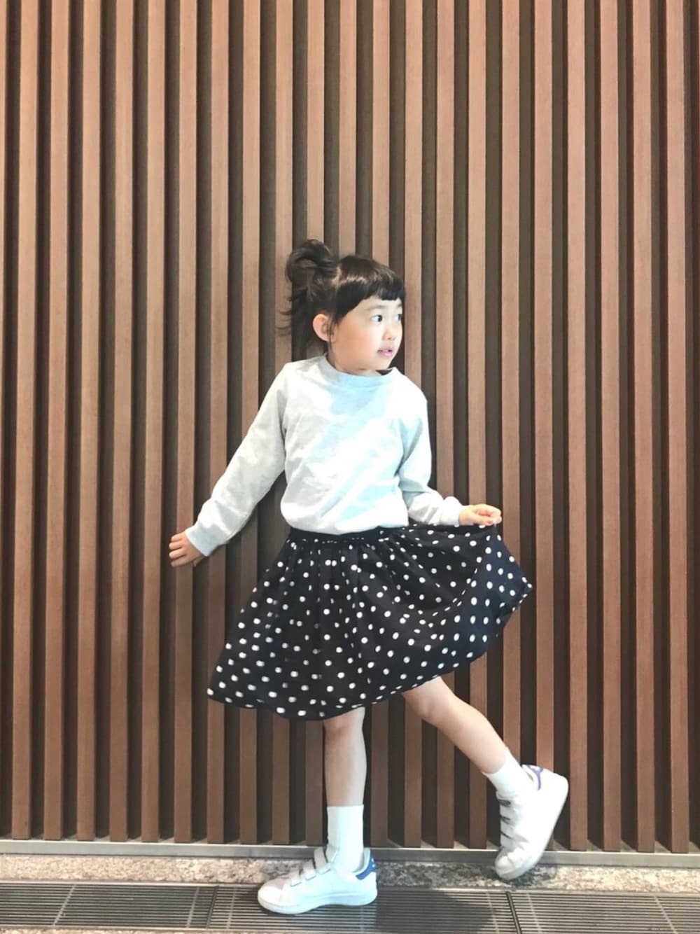 「休日スタイル、カジュアルコーデ、ドット、スカート、キッズコーデ、キッズファッション、シンプル、アディダス、女の子、ootd」｜「HANESの【キッズ】〔別注〕Hanes（ヘインズ）BEEFY Tシャツロングスリーブ（Tシャツ/カットソー、グレー系）」を使った、kapoさん（キッズ・110cm）の春コーディネートの1枚目の写真