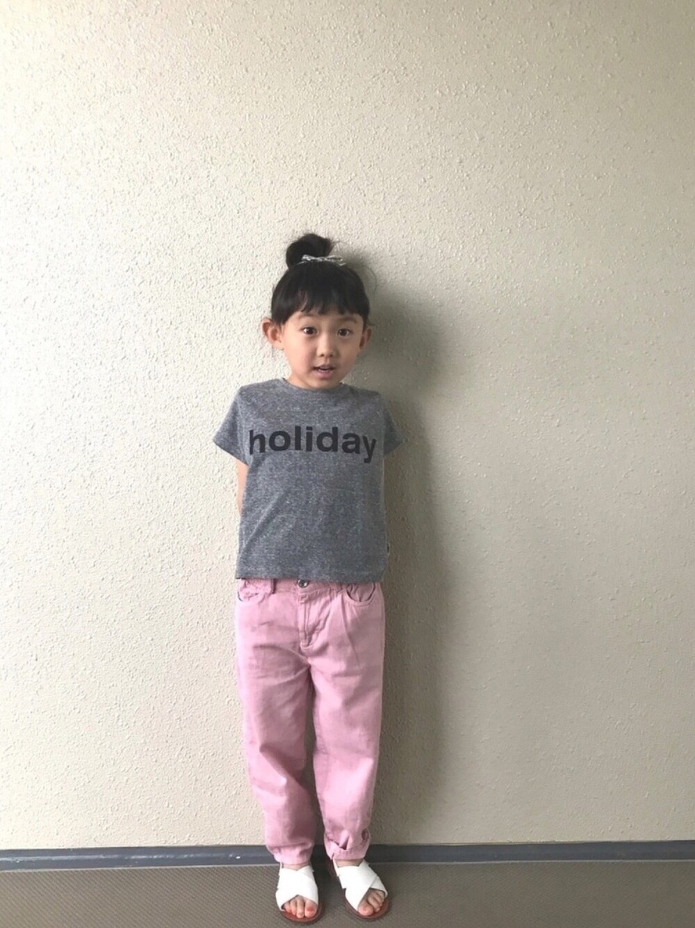 「ZARA、ピンク、ロゴT、韓国子供服、キッズコーデ、キッズファッション、女の子、カジュアルコーデ、サンダル、ootd」｜「SHIPSのSHIPS KIDS:リバティ リボン ピン（バレッタ/ヘアクリップ、グリーン系）」を使った、kapoさん（キッズ・110cm）の春コーディネートの1枚目の写真