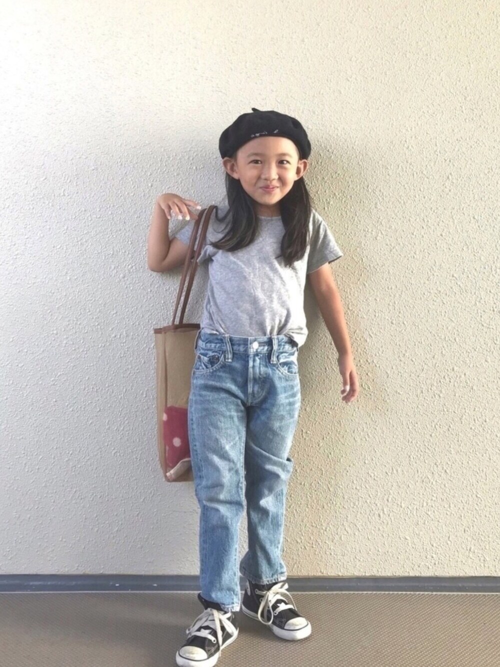 「キッズコーデ、キッズファッション、ootd、女の子、ベレー帽、コンバース、スニーカー、デニム、kids、シンプルコーデ」｜「agnes b.のA005 E BERET　コットンベレー（ハンチング/ベレー帽、ブラック系）」を使った、kapoさん（キッズ・110cm）の秋コーディネートの1枚目の写真
