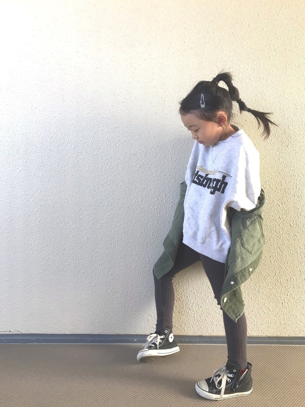 「シンプル、カジュアルコーデ、キッズコーデ、スウェット、コーデュロイ、コンバース、monmimi、ootd、キッズファッション、やっぱりストリートが好き」｜「monmimiのアイテム（スウェット、グレー系）」を使った、kapoさん（キッズ・110cm）の秋コーディネートの1枚目の写真