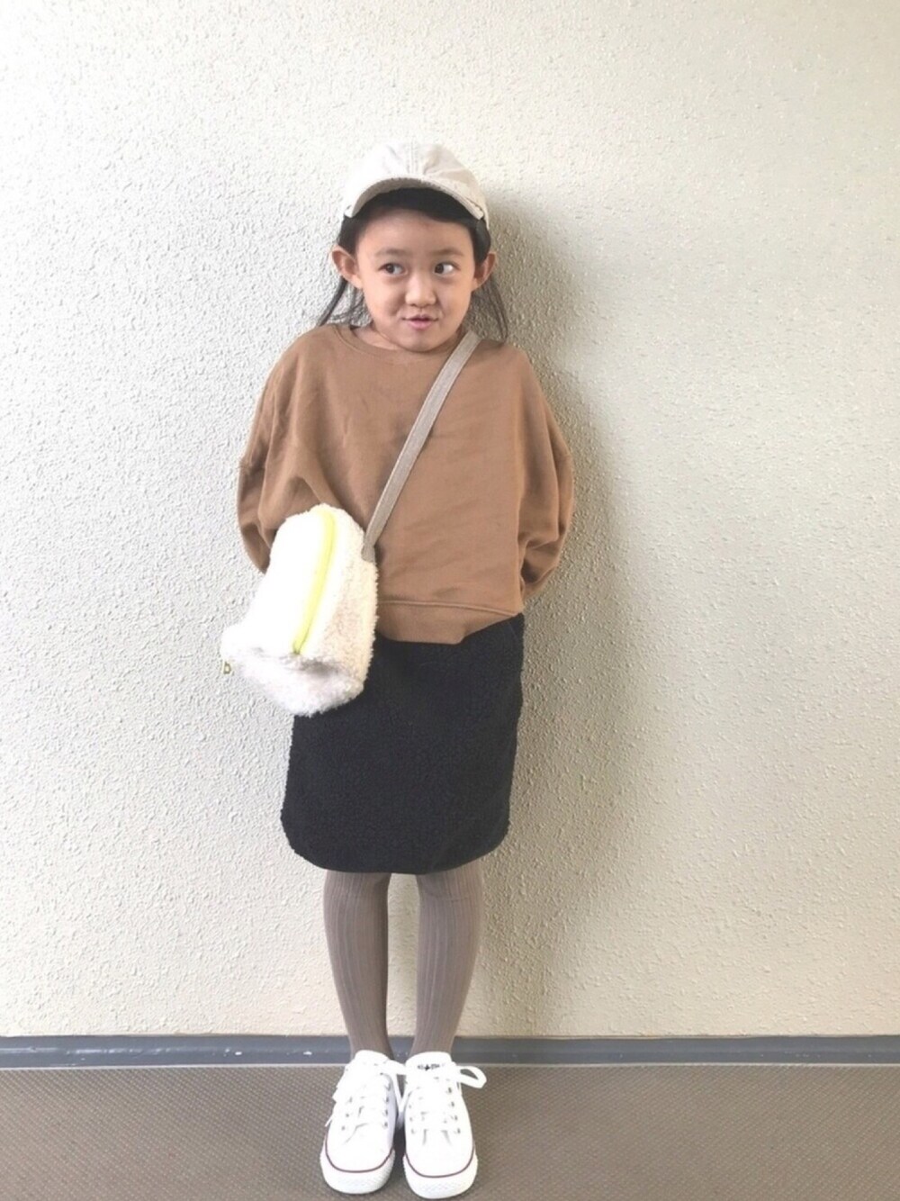 「カジュアルコーデ、スウェット、ボア、キャップ、キッズコーデ、キッズファッション、コンバース、スニーカー、女の子、ブラウン」｜「koreaのアイテム（キャップ、ベージュ系）」を使った、kapoさん（キッズ・110cm）の秋コーディネートの1枚目の写真