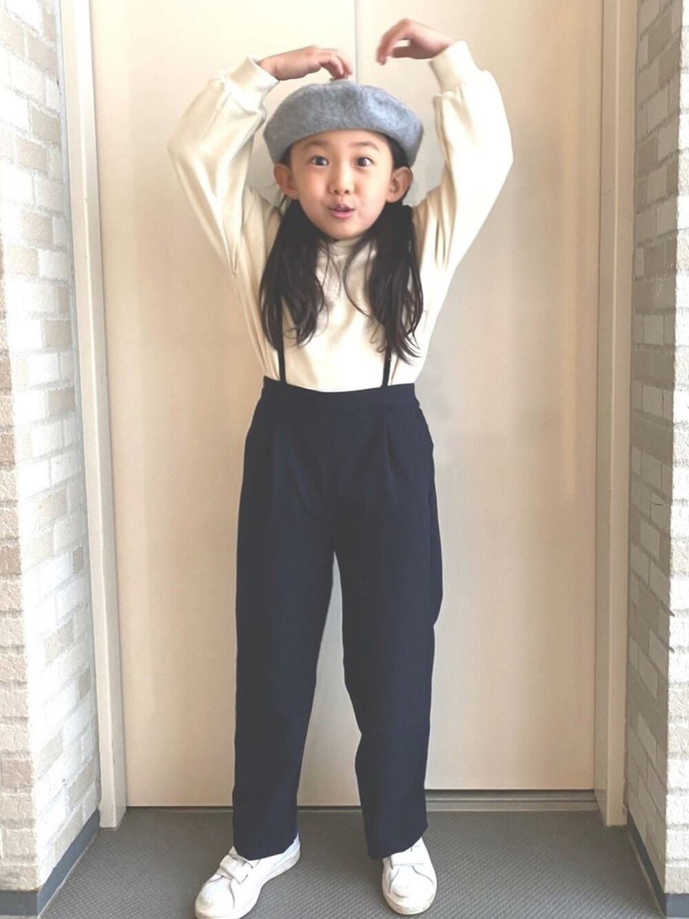 「シンプルコーデ、パーカー、スニーカー、キッズコーデ、キッズファッション、休日スタイル、カジュアルコーデ、ベレー帽、fashion、ootd」｜「こども ビームスのこども ビームス / ベレー (48cm～)（ハンチング/ベレー帽、グレー系）」を使った、kapoさん（キッズ・110cm）の冬コーディネートの1枚目の写真