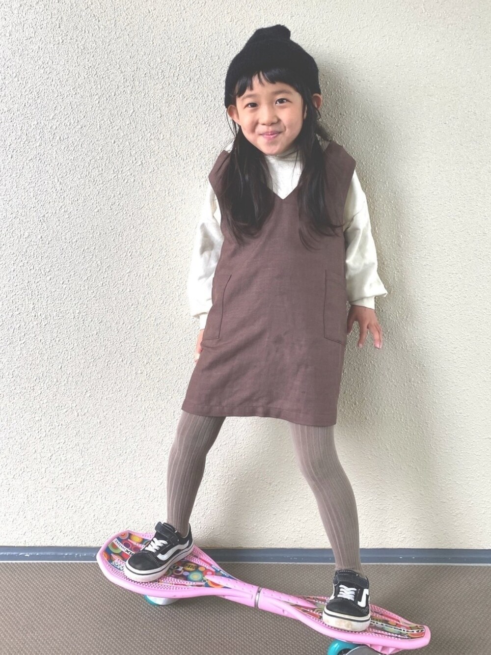 「シンプル、キッズコーデ、キッズファッション、カジュアル、カジュアルコーデ、女の子、ootd、outfit、シンプルコーデ、ワンピース」｜「COMECHATTO&CLOSETのARTEX WATCH CAP（ニットキャップ/ビーニー、ブラック系）」を使った、kapoさん（キッズ・110cm）の春コーディネートの1枚目の写真