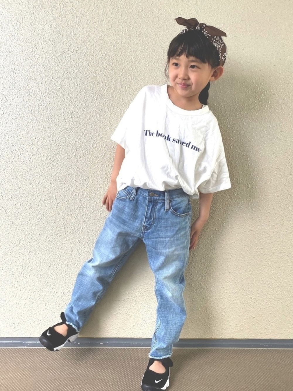 「キッズコーデ、カジュアルコーデ、デニムパンツ、シンプル、ロゴT、韓国子供服、カジュアル、キッズファッション、シンプルコーデ、女の子」｜「monmimiのアイテム（Tシャツ/カットソー、ホワイト系）」を使った、kapoさん（キッズ・110cm）の春コーディネートの1枚目の写真
