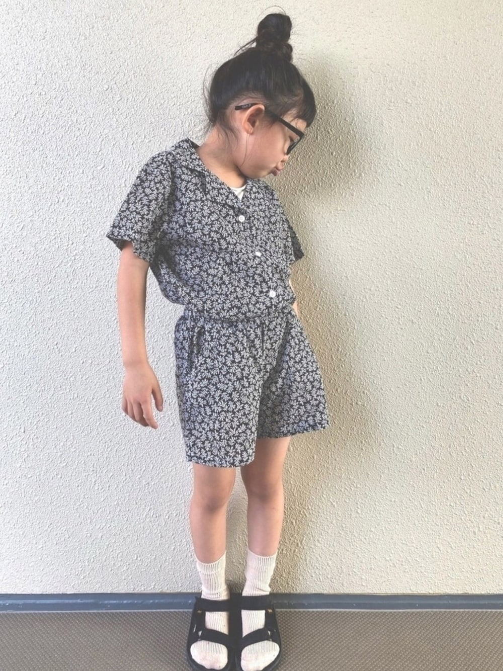 「夏コーデ、キッズコーデ、シンプルコーデ、セットアップ、カジュアル、モノトーン、韓国子供服、女の子、サンダル、キッズファッション」｜「koreaのアイテム（タンクトップ、ホワイト系）」を使った、kapoさん（キッズ・110cm）の春コーディネートの1枚目の写真