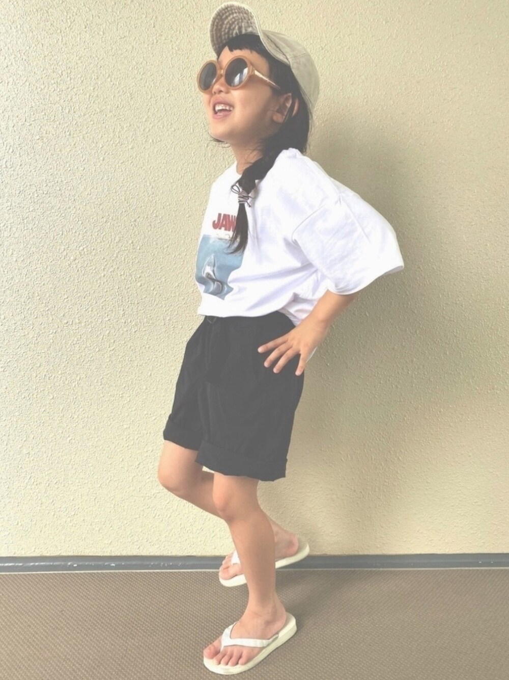 「Tシャツ、キャップ、サングラス、夏コーデ、ショートパンツ、キッズコーデ、カジュアル、女の子、キッズファッション、ootd」｜「koreaのアイテム（キャップ、ベージュ系）」を使った、kapoさん（キッズ・110cm）の夏コーディネートの1枚目の写真