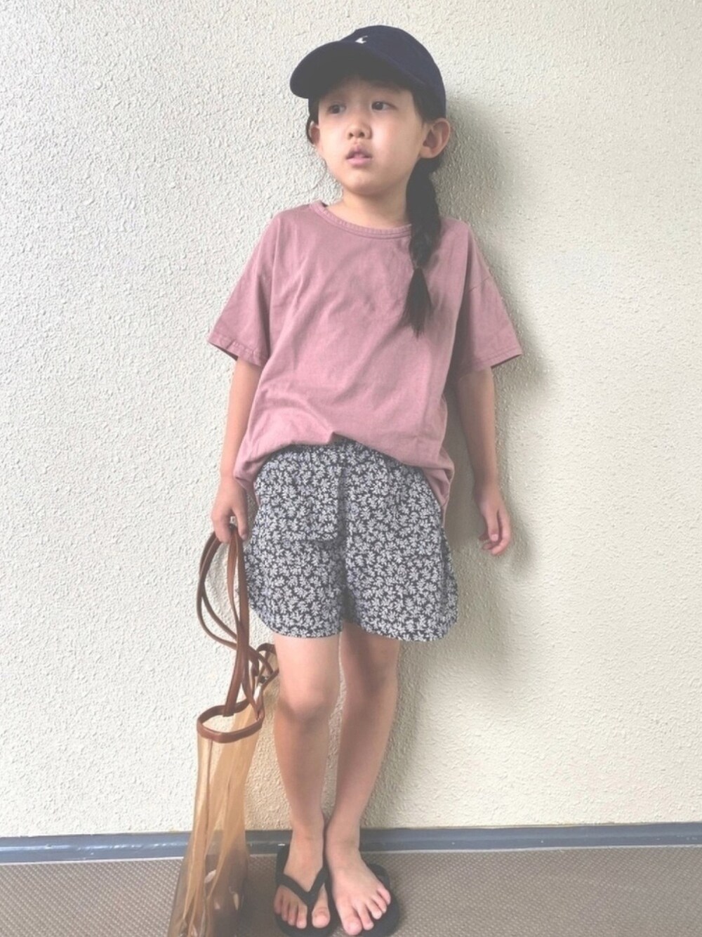 「キッズコーデ、Tシャツ、韓国子供服、柄パンツ、キャップ、サンダル、カジュアル、くすみカラー、シンプル、夏コーデ」｜「POLO RALPH LAURENのポロ ラルフローレン キッズ キャップ COTTON CLASSIC POLO RALPH LAUREN 4-7（キャップ、ブルー系）」を使った、kapoさん（キッズ・110cm）の夏コーディネートの1枚目の写真