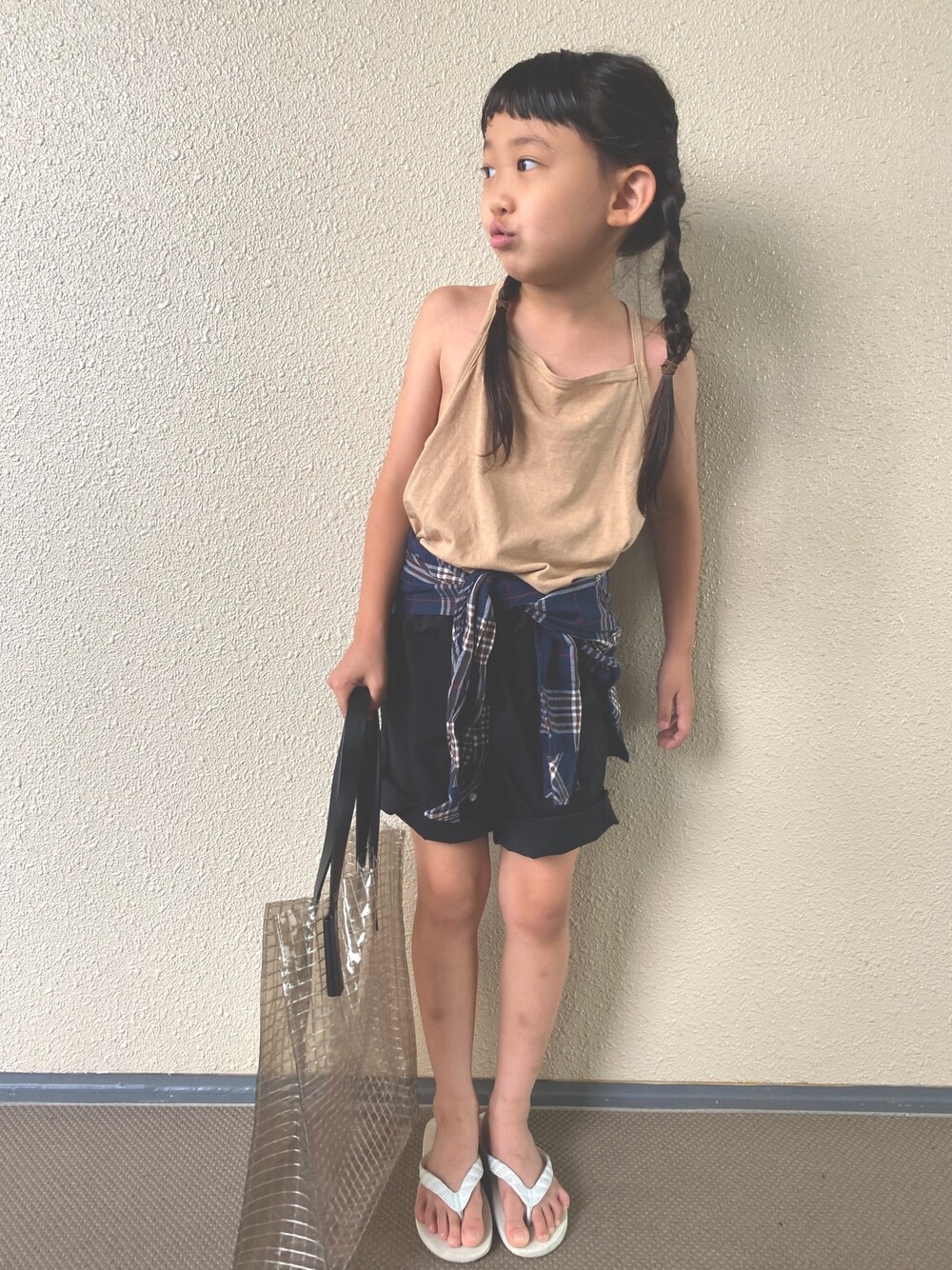 「シンプル、キャミソール、チェック、チェックシャツ、夏コーデ、キッズコーデ、カジュアル、ビーチサンダル、devirock、プチプラ」｜「koreaのアイテム（キャミソール、ベージュ系）」を使った、kapoさん（キッズ・110cm）の夏コーディネートの1枚目の写真