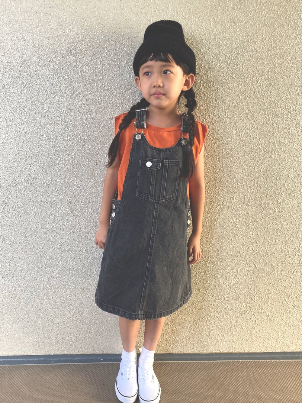 「カジュアルコーデ、カジュアル、オレンジ、ジャンパースカート、ブラックデニム、ZARA、スニーカー、VANS、夏コーデ、ローリーズファーム(LOWRYS FARM)」｜「COMECHATTO&CLOSETのARTEX WATCH CAP（ニットキャップ/ビーニー、ブラック系）」を使った、kapoさん（キッズ・120cm）の夏コーディネートの1枚目の写真