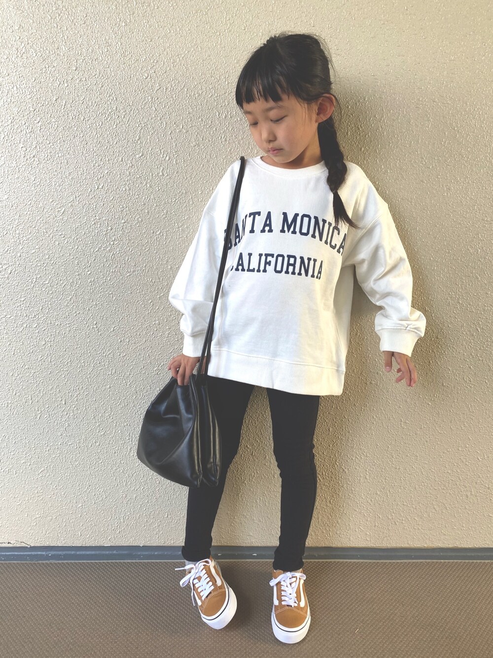 「Branshes、スウェット、黒スキニー、ロゴスウェット、秋のコーデ、スニーカー、カジュアルコーデ、シンプル、プチプラ、VANS」｜「ZARA KIDSのアイテム（スウェット、ホワイト系）」を使った、kapoさん（キッズ・120cm）の夏コーディネートの1枚目の写真