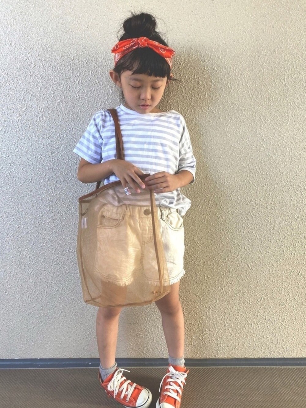 「オレンジ、夏コーデ、ボーダー、Tシャツ、スニーカー、コンバース、ショートパンツ、バンダナ、カジュアルコーデ、プチプラ」｜「WEGOのWEGO/バンダナターバン（ヘアバンド、オレンジ系）」を使った、kapoさん（キッズ・120cm）の夏コーディネートの1枚目の写真