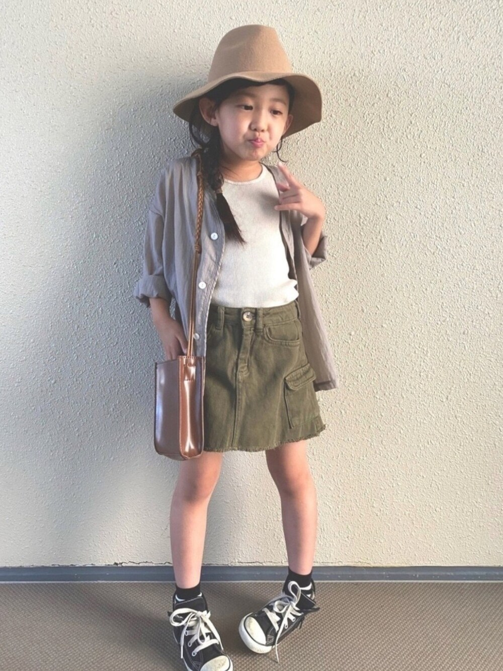 「秋のコーデ、秋コーデ、フェルトハット、シアーシャツ、スカート、カジュアル、スニーカー、コンバース、韓国子供服、ZARA」｜「GRIN BUDDYの【GRIN BUDDY(グリンバディ)】キッズフェルトハット/Kids Wide Brimmed Hat（ハット、ベージュ系）」を使った、kapoさん（キッズ・120cm）の秋コーディネートの1枚目の写真