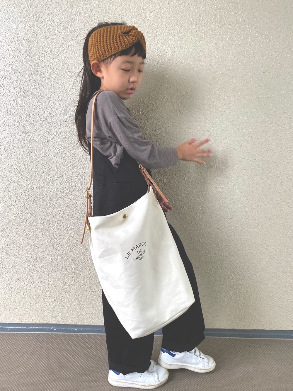 「オールブラック、ヘアバンド、ロンT、韓国子供服、サロペット、スニーカー、秋のコーデ、秋服準備はじめました、白スニーカー、スタンスミス」｜「LOWRYS FARMのニットターバン　821716（ヘアバンド、ブラウン系）」を使った、kapoさん（キッズ・120cm）の秋コーディネートの1枚目の写真