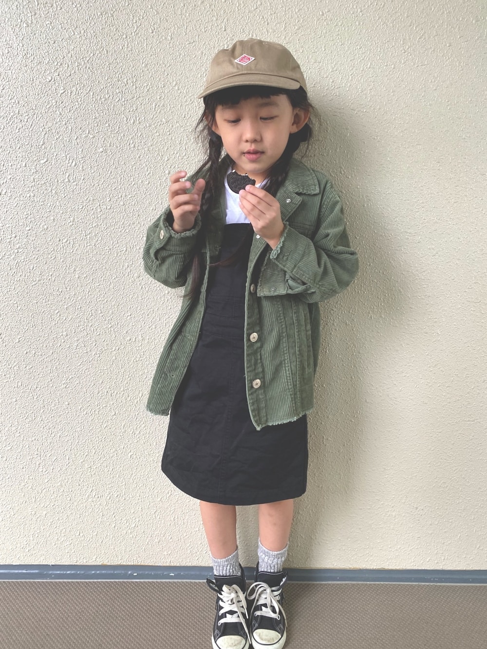 「コーデュロイ、キャップ、ジャンパースカート、コンバース、秋コーデ、秋のコーデ、カジュアル、ジャケット、スニーカー、ZARA」｜「DANTONの【DANTON】キッズ コットンツイル 6パネルキャップ（キャップ、ベージュ系）」を使った、kapoさん（キッズ・120cm）の秋コーディネートの1枚目の写真