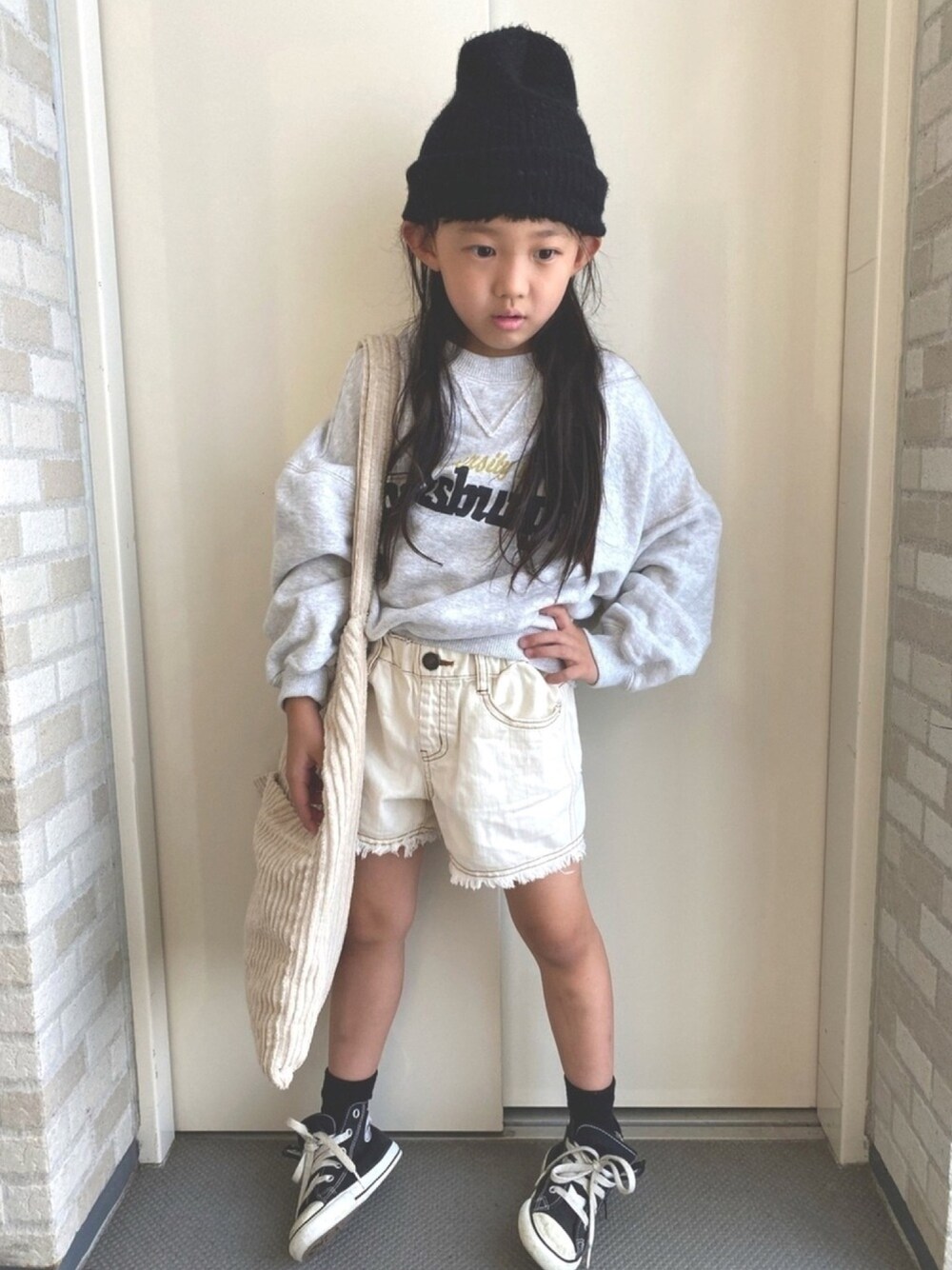「韓国子供服、スウェット、秋コーデ、秋のコーデ、コンバース、スニーカー、ショートパンツ、プチプラ、カジュアル、ニット帽」｜「COMECHATTO&CLOSETのARTEX WATCH CAP（ニットキャップ/ビーニー、ブラック系）」を使った、kapoさん（キッズ・120cm）の秋コーディネートの1枚目の写真