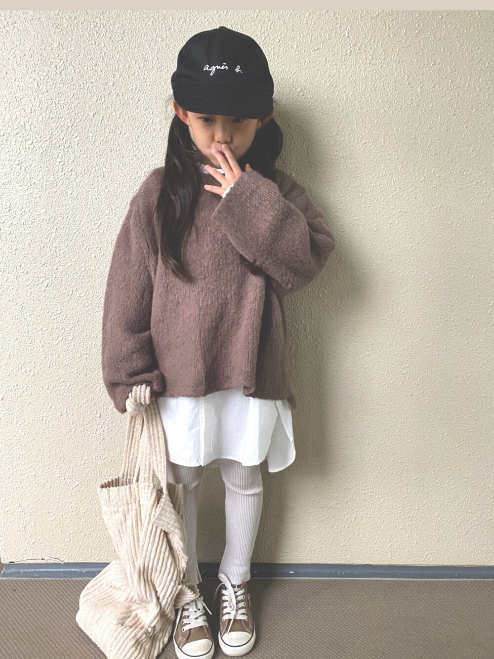 「秋のマイ旬スタイル、レギンス、シャツスタイル、レイヤードスタイル、ニット、キャップ、ブラウン、秋コーデ、シンプル、秋のコーデ」｜「agnes b.のGL11 E CASQUETTE（キャップ、ブラック系）」を使った、kapoさん（キッズ・120cm）の秋コーディネートの1枚目の写真