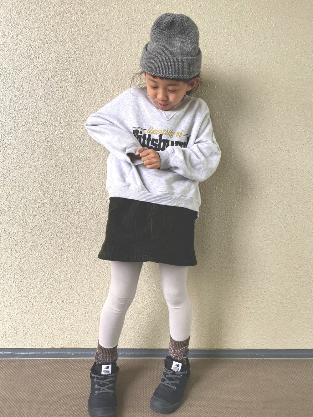「カジュアルコーデ、スニーカーコーデ、スウェット、ニット帽、コーデュロイ、ニューバランス、韓国子供服、プチプラ、カジュアル、スカート」｜「SHIPS JET BLUEのHIGHLAND2000: BOBBY キャップ TUBULAR（ニットキャップ/ビーニー、グレー系）」を使った、kapoさん（キッズ・120cm）の秋コーディネートの1枚目の写真