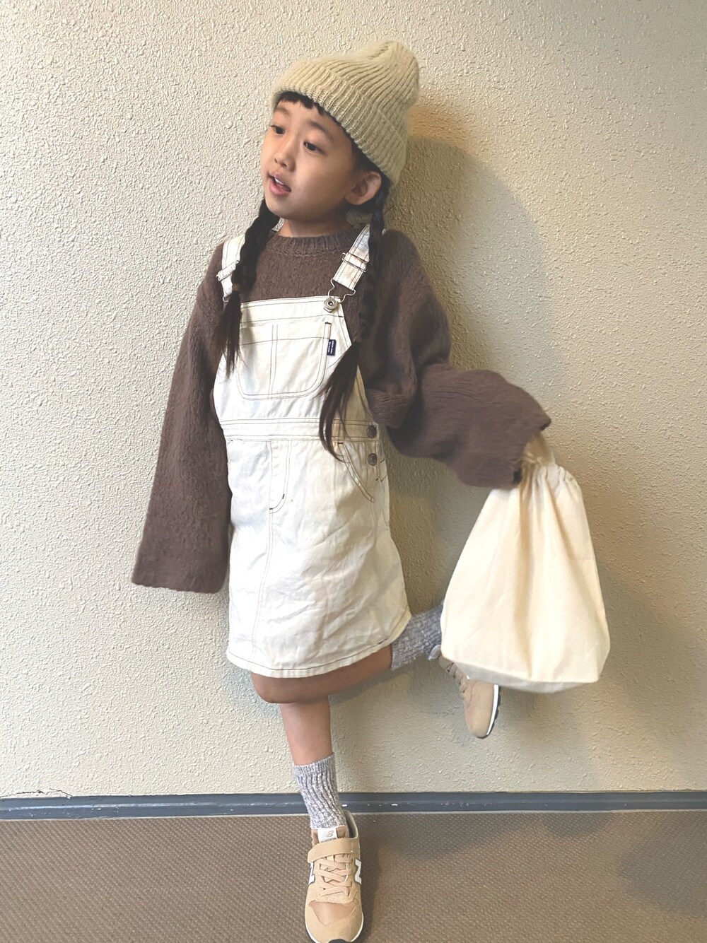 「年末WEAR感謝祭、ニット帽、ジャンパースカート、ブラウン、スニーカー、韓国子供服、巾着バッグ、ゆるコーデ、カジュアルコーデ、マイベストコーデ2020」｜「COMECHATTO&CLOSETのＡＲＴＥＸ　ＷＡＴＣＨ　ＣＡＰ（ニットキャップ/ビーニー、ベージュ系）」を使った、kapoさん（キッズ・120cm）の冬コーディネートの1枚目の写真