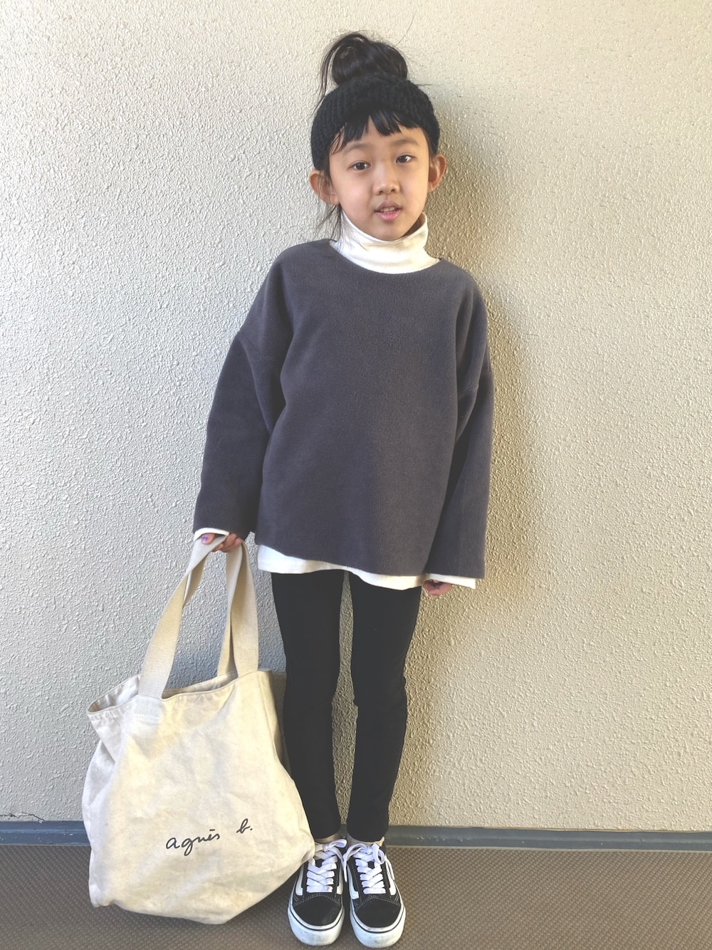 「休日コーデ、レイヤードスタイル、タートルネック、プチプラ、黒スキニー、VANS、韓国子供服、ブラックコーデ、ワントーンコーデ、モノトーン」｜「Three Four Timeの編みニットターバン（ヘアバンド、ブラック系）」を使った、kapoさん（キッズ・120cm）の冬コーディネートの1枚目の写真