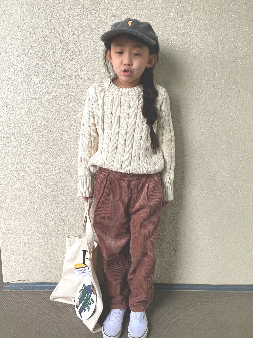 「コーデュロイパンツ、ケーブルニット、白ニット、キャップ、トートバッグ、ZARA、VANS、タックイン、冬コーデ、カジュアルコーデ」｜「YOUNG&OLSEN The DRYGOODS STOREの【YOUNG & OLSEN The DRYGOODS STORE】ウール 6パネルキャップ WOMEN（キャップ、グレー系）」を使った、kapoさん（キッズ・120cm）の冬コーディネートの1枚目の写真