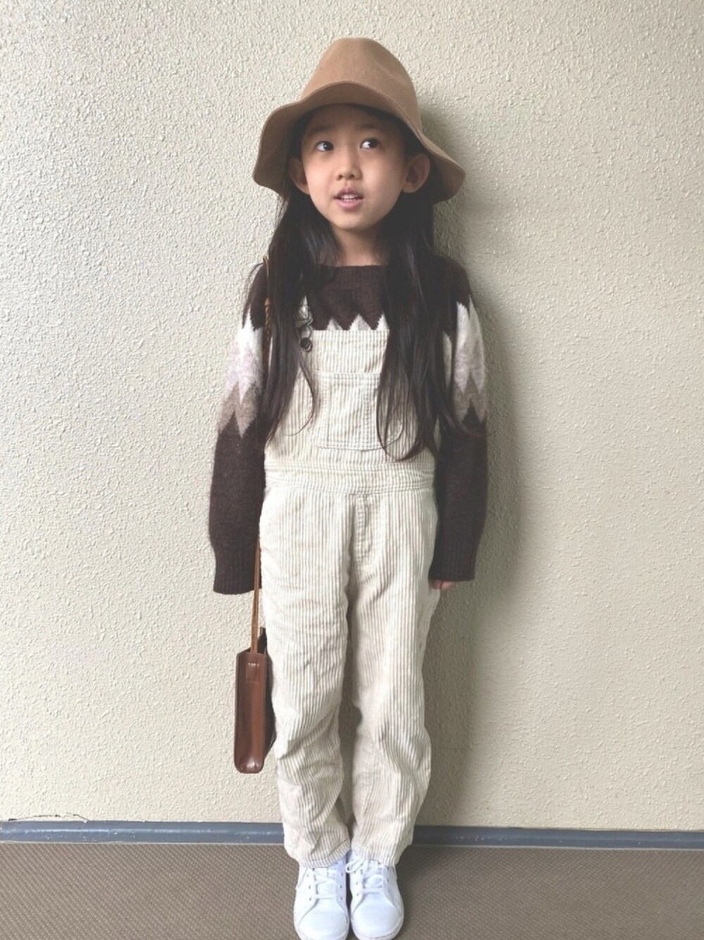 「白パンツ、コーデュロイパンツ、オーバーオール、ハット、ショルダーバッグ、petit main、韓国子供服、休日スタイル、私の推しブランド、カジュアルコーデ」｜「GRIN BUDDYの【GRIN BUDDY(グリンバディ)】キッズフェルトハット/Kids Wide Brimmed Hat（ハット、ベージュ系）」を使った、kapoさん（キッズ・120cm）の冬コーディネートの1枚目の写真