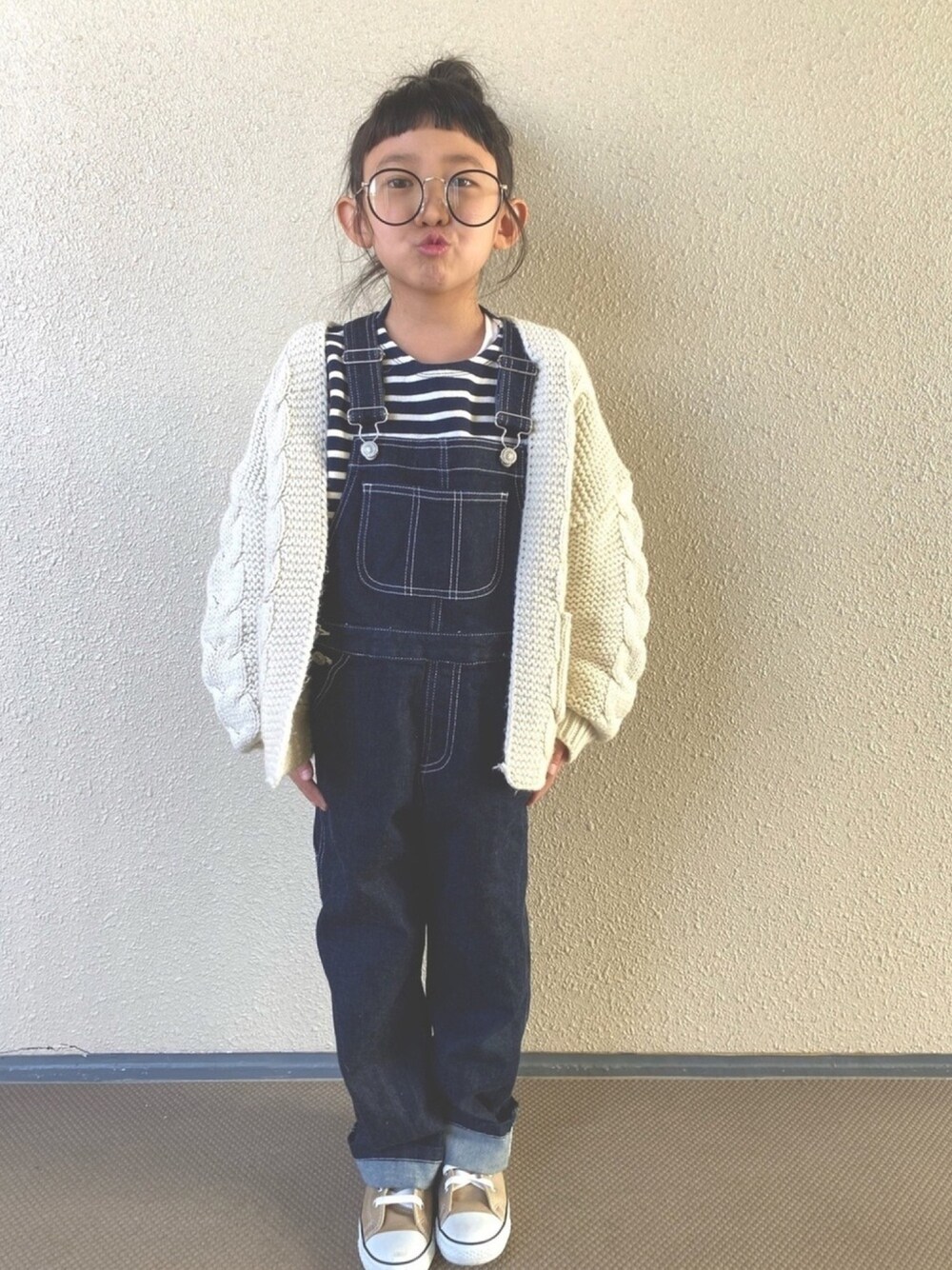 「オーバーオール、ボーダー、韓国子供服、カーディガン、ケーブルニット、めがね、コンバース、スニーカーコーデ、休日スタイル、カジュアルコーデ」｜「monmimiのアイテム（Tシャツ/カットソー、ブルー系）」を使った、kapoさん（キッズ・120cm）の冬コーディネートの1枚目の写真