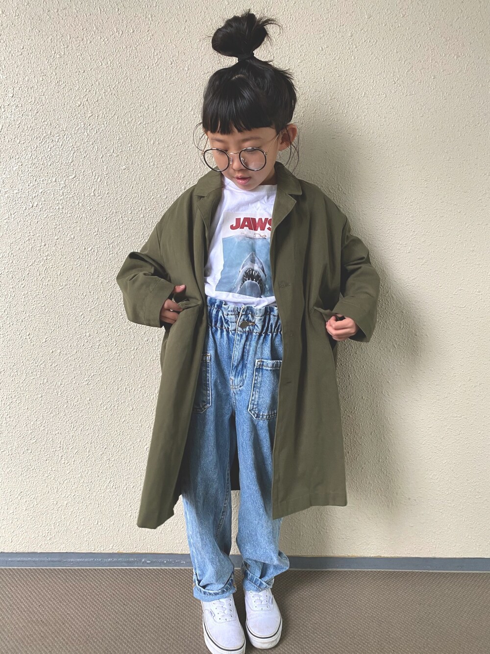 「カジュアルコーデ、アメカジ、春アウター、春コーデ、タックイン、白スニーカー、めがね、休日スタイル、VANS、チェスターコート」｜「FREAK'S STOREの【WEB限定】 JAWS/ジョーズ KIDS 別注プリントTシャツ（Tシャツ/カットソー、ホワイト系）」を使った、kapoさん（キッズ・120cm）の春コーディネートの1枚目の写真