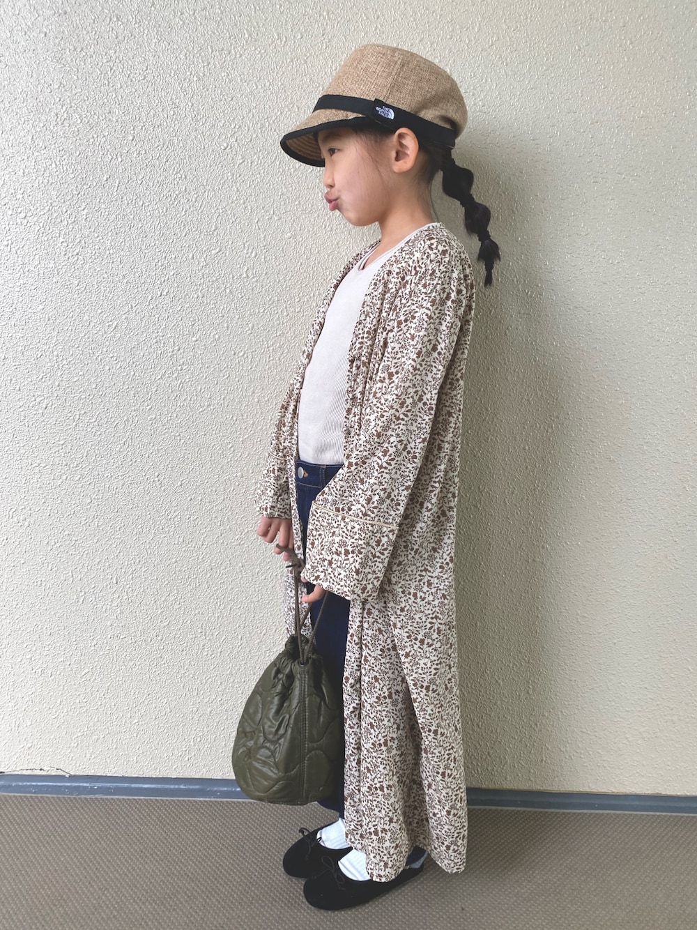 「春コーデ、キャップ、巾着バッグ、バレエシューズ、カジュアルコーデ、デニムパンツ、プチプラ、春めきシューズ、タックイン、オーバーサイズ」｜「THE NORTH FACEのTHE NORTH FACE/キッズハイクキャップ（キャップ、ベージュ系）」を使った、kapoさん（キッズ・120cm）の春コーディネートの1枚目の写真