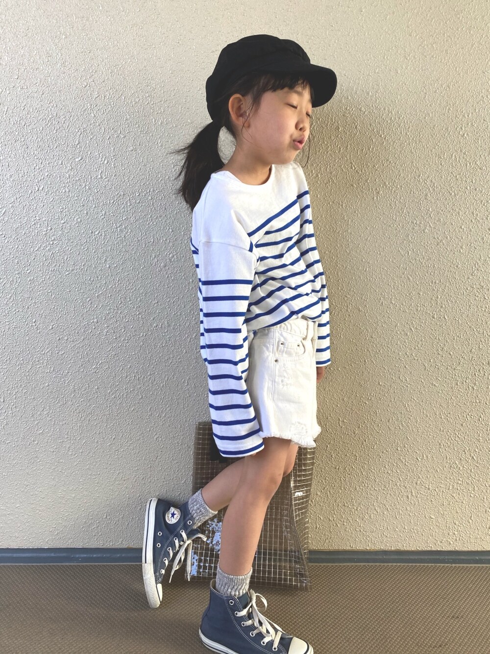 「キャップ、ボーダー、ショートパンツ、カジュアルコーデ、スニーカー、コンバース、スニーカーコーデ、春コーデ、ホワイトコーデ、ゆるコーデ」｜「LOWRYS FARMのＵＳＡボーダーＬＳ　932332（Tシャツ/カットソー、ブルー系）」を使った、kapoさん（キッズ・120cm）の春コーディネートの1枚目の写真