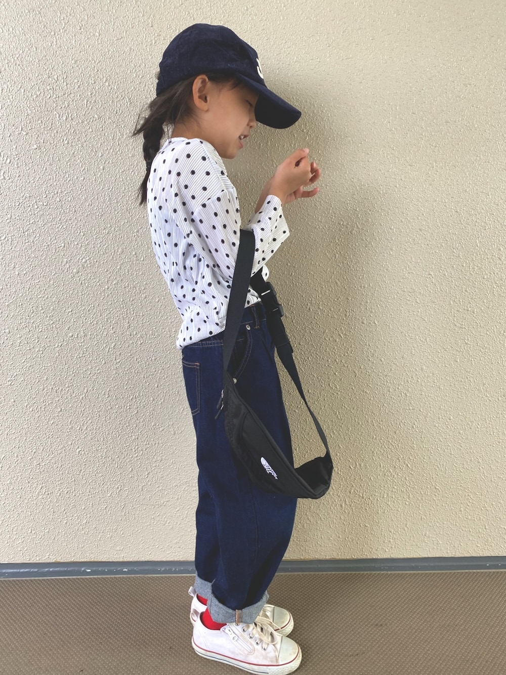 「ドット、キャップ、カジュアルコーデ、韓国子供服、スニーカー、休日スタイル、コンバース、サコッシュ、春夏コーデ、タックイン」｜「J.PRESSのアイテム（キャップ、ブルー系）」を使った、kapoさん（キッズ・120cm）の春コーディネートの1枚目の写真