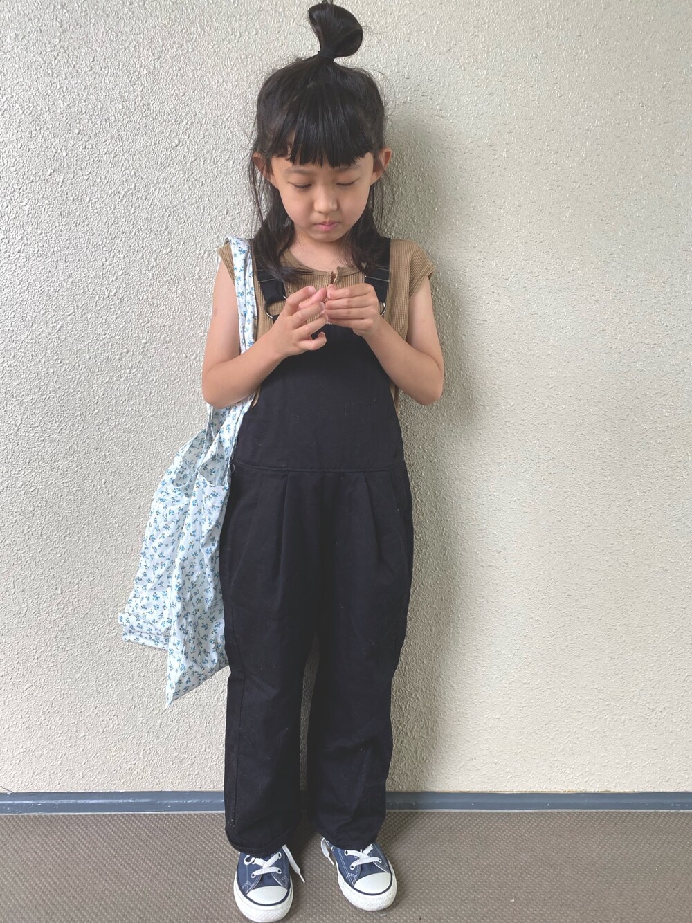 「これが私をアゲる服、ワッフル、サロペット、オーバーオール、ハイカットスニーカー、コンバース、シンプルコーデ、トートバッグ、カジュアルコーデ、夏コーデ」｜「GLOBAL WORKの【キッズ】ノースリーブワッフルプルオーバー【吸水速乾】/835100（Tシャツ/カットソー、ブラウン系）」を使った、kapoさん（キッズ・120cm）の春コーディネートの1枚目の写真