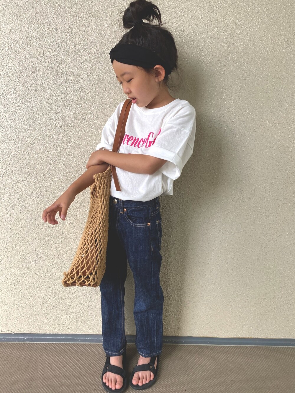 「トートバッグ、白Tシャツ、ロゴT、韓国子供服、デニムパンツ、ハイウエスト、スポーツサンダル、カジュアルコーデ、シンプルコーデ、プリントT」｜「VIBGYOR WomenのVIBGYOR Select/シンプルデザイン スエードタッチヘアバンド(TK)（ヘアバンド、ブラック系）」を使った、kapoさん（キッズ・120cm）の夏コーディネートの1枚目の写真