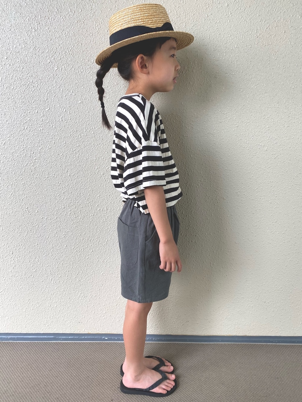 「カンカン帽、麦わら帽子、ボーダー、ショートパンツ、サンダル、夏コーデ、カジュアルコーデ、タックイン、プチプラ、韓国子供服」｜「yieldの【PixyPlanet】Kids Straw Kankan（キッズ/子供用） KCX-H90977（ハット、ブラック系）」を使った、kapoさん（キッズ・120cm）の夏コーディネートの1枚目の写真