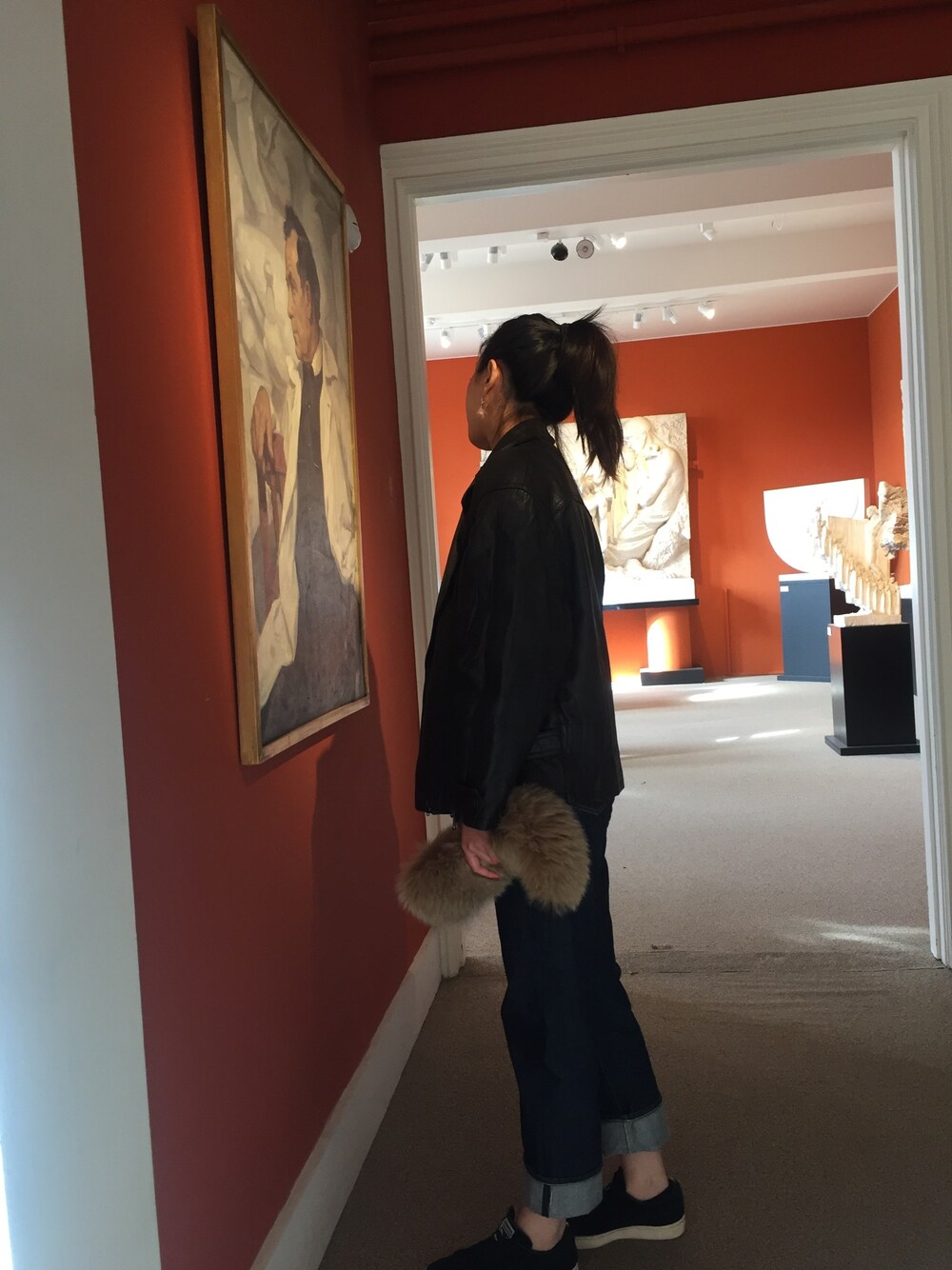 「iceland」｜「VINTAGEのアイテム（ムートンコート、ブラック系）」を使った、inesさん（レディース・173cm）の春コーディネートの1枚目の写真