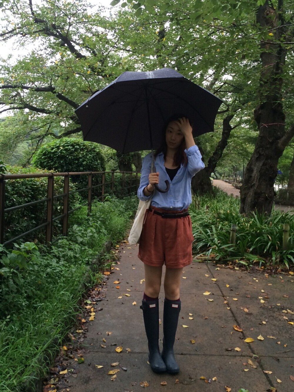 「HUNTERのHUNTER / WOMENS ORIGINAL TALL（レインシューズ、ブルー系）」を使った、inesさん（レディース・172cm）の秋コーディネートの1枚目の写真
